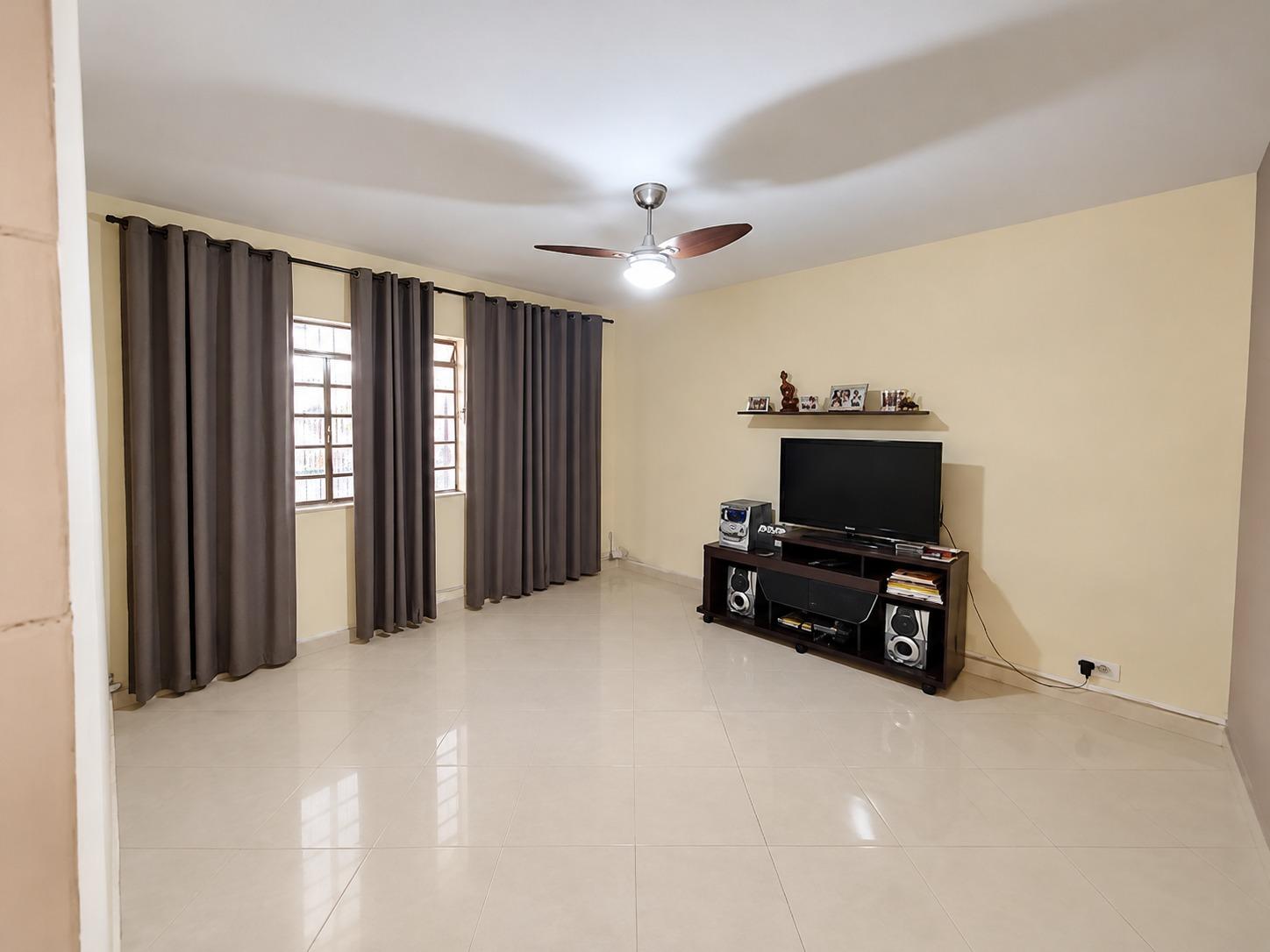 CASA EM TERRENO DE 680M² - JARDIM DAS INDÚSTRIAS, TAUBATÉ
