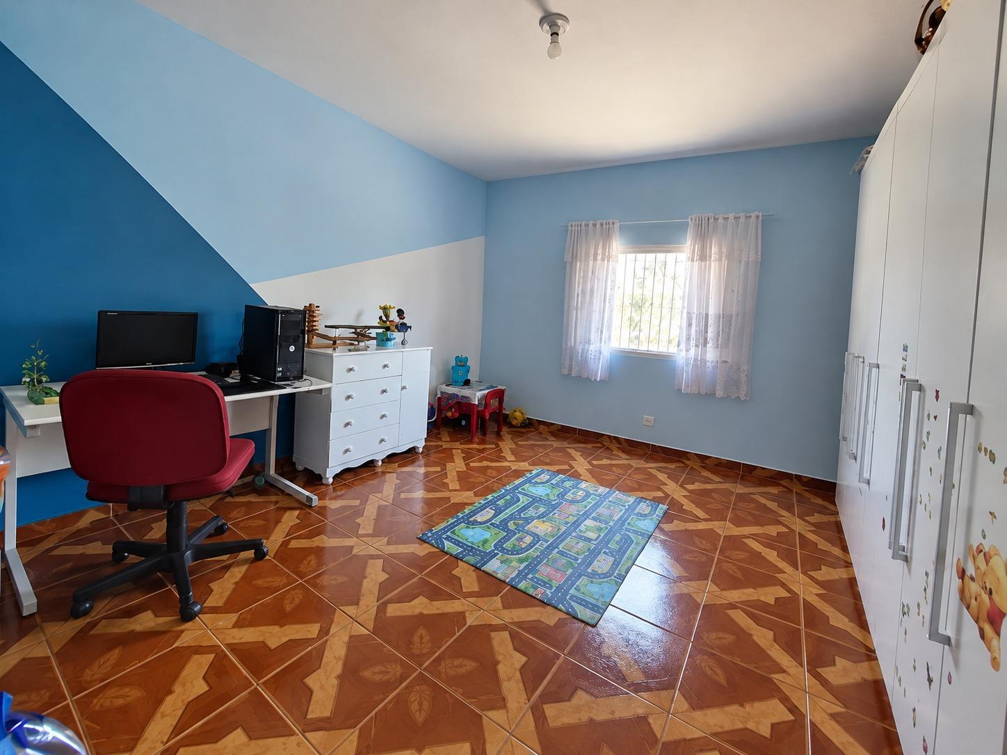 CASA EM TERRENO DE 680M² - JARDIM DAS INDÚSTRIAS, TAUBATÉ