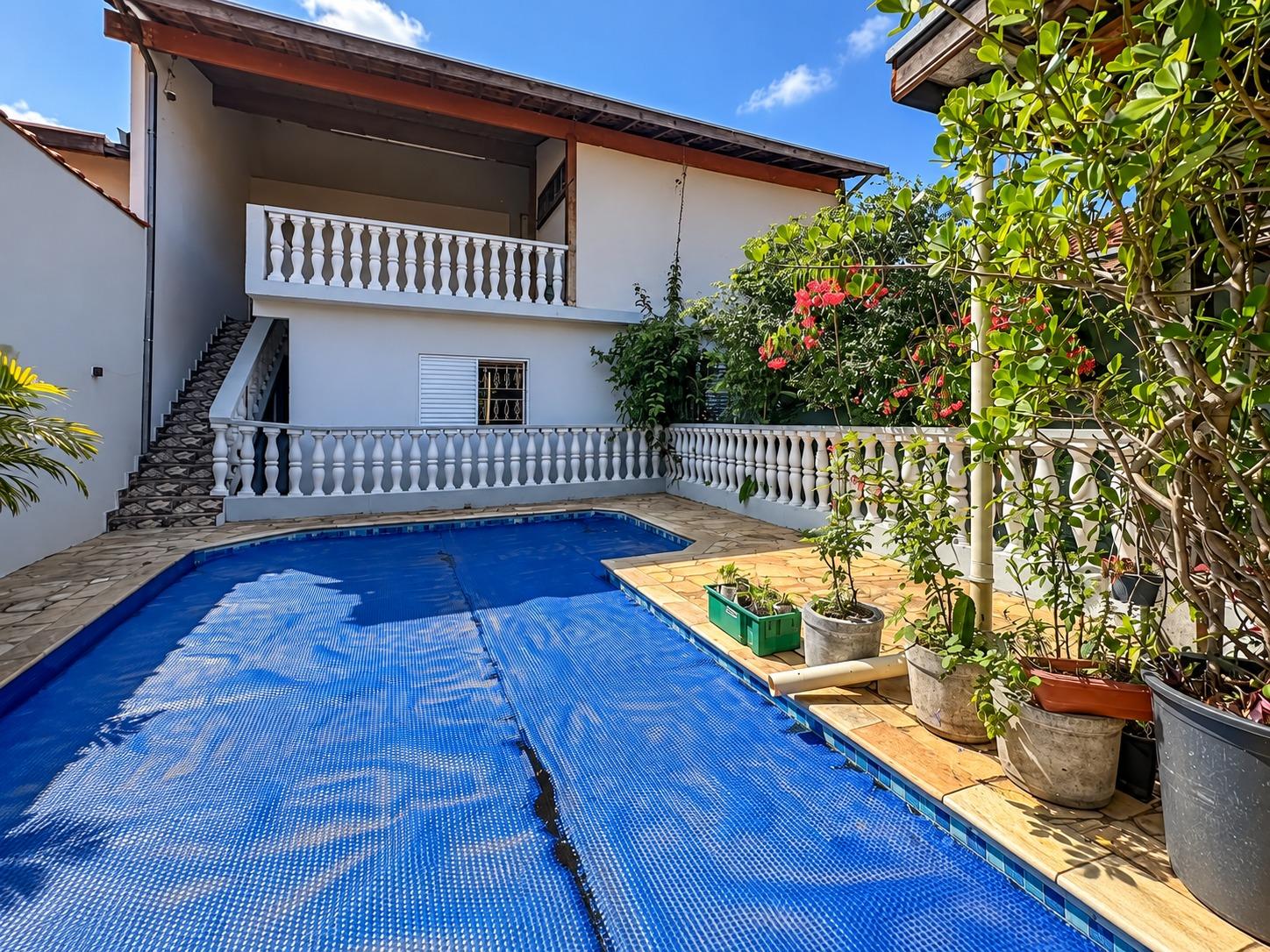 SOBRADO COM PISCINA NA FLOR DO VALE - TREMEMBÉ - 305M²