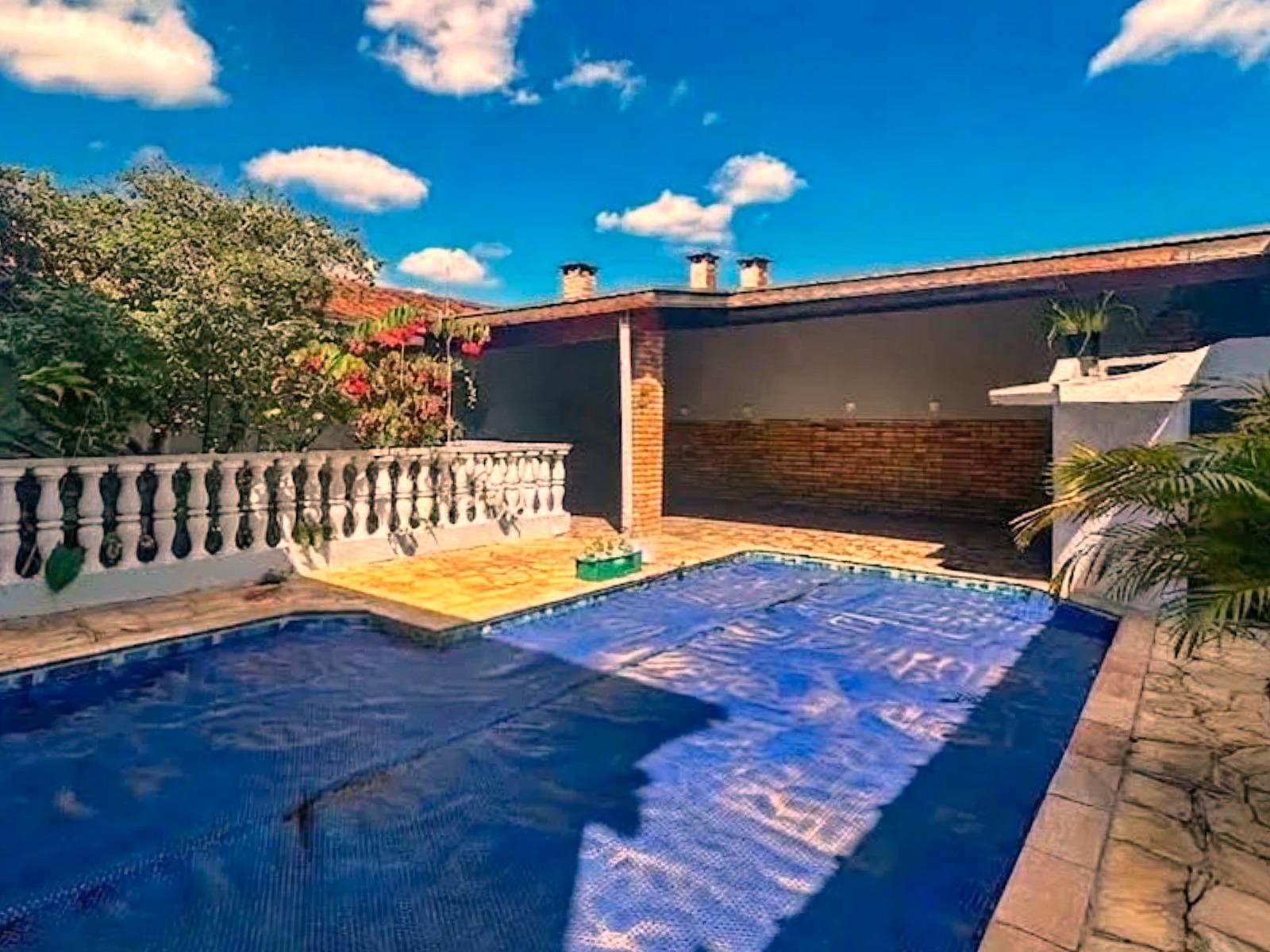 SOBRADO COM PISCINA NA FLOR DO VALE - TREMEMBÉ - 305M²