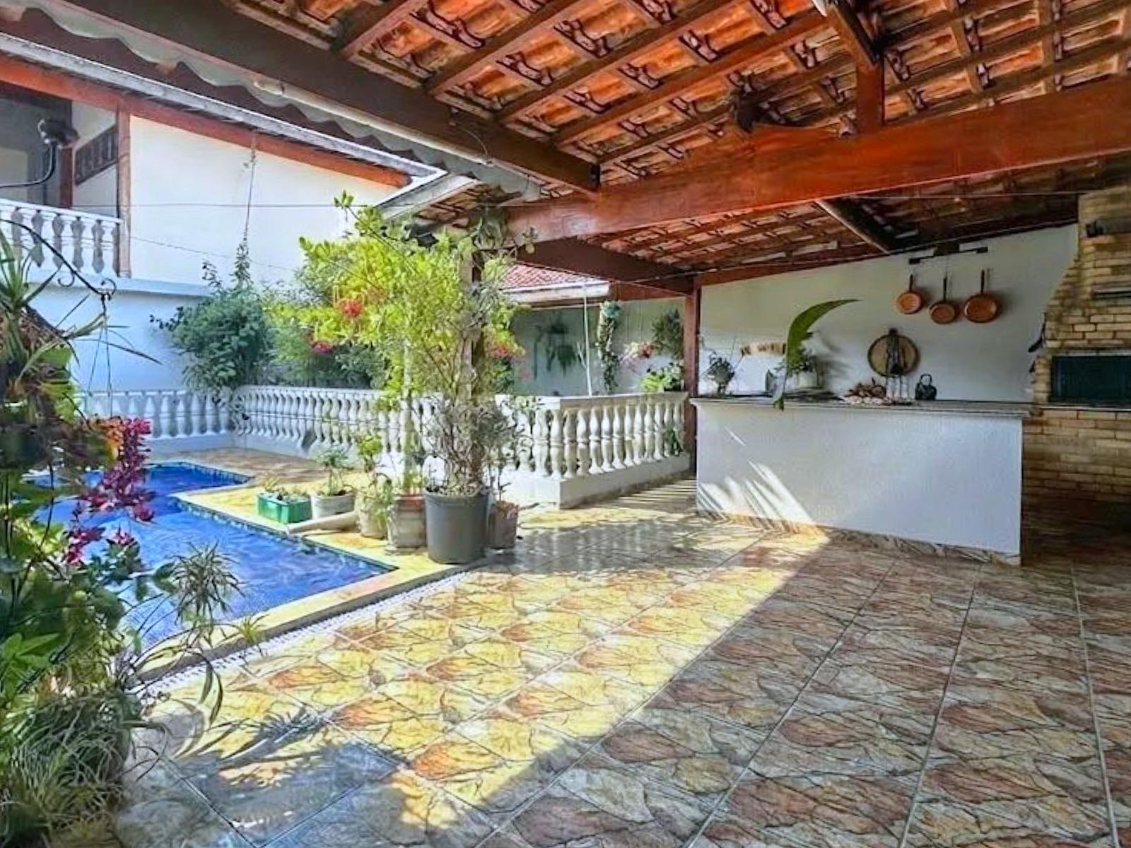 SOBRADO COM PISCINA NA FLOR DO VALE - TREMEMBÉ - 305M²