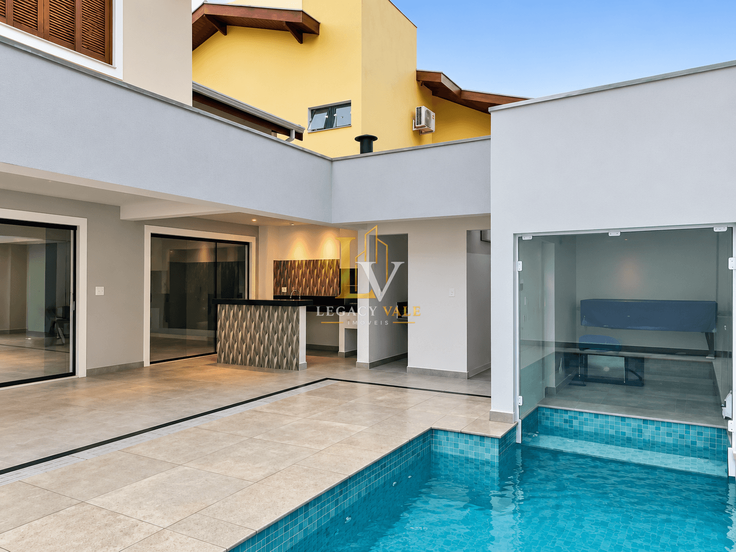 CASA NO CONDOMÍNIO CAMPOS DO CONDE 1 - TREMEMBÉ - 230M²