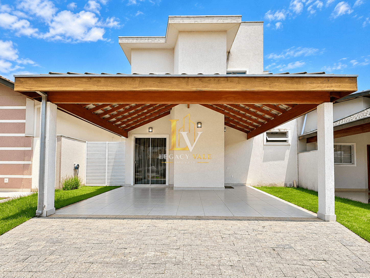 SOBRADO NO RESIDENCIAL VILLAGE IMPERIAL - CAÇAPAVA - 255M²