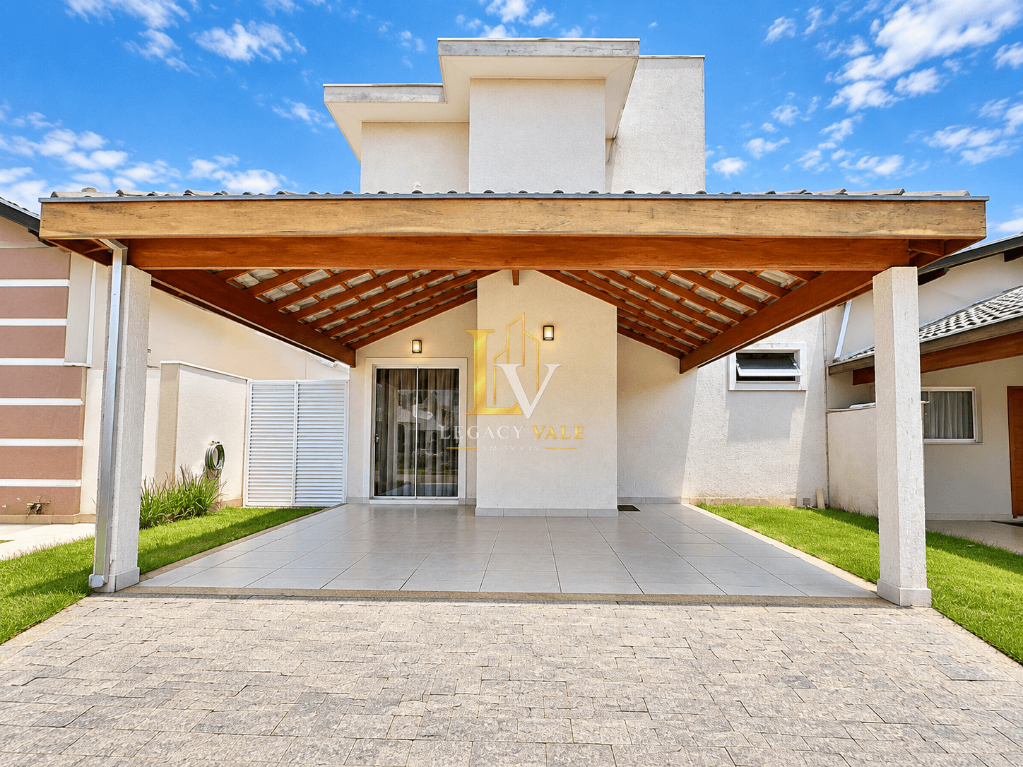 SOBRADO NO RESIDENCIAL VILLAGE IMPERIAL - CAÇAPAVA - 255M²