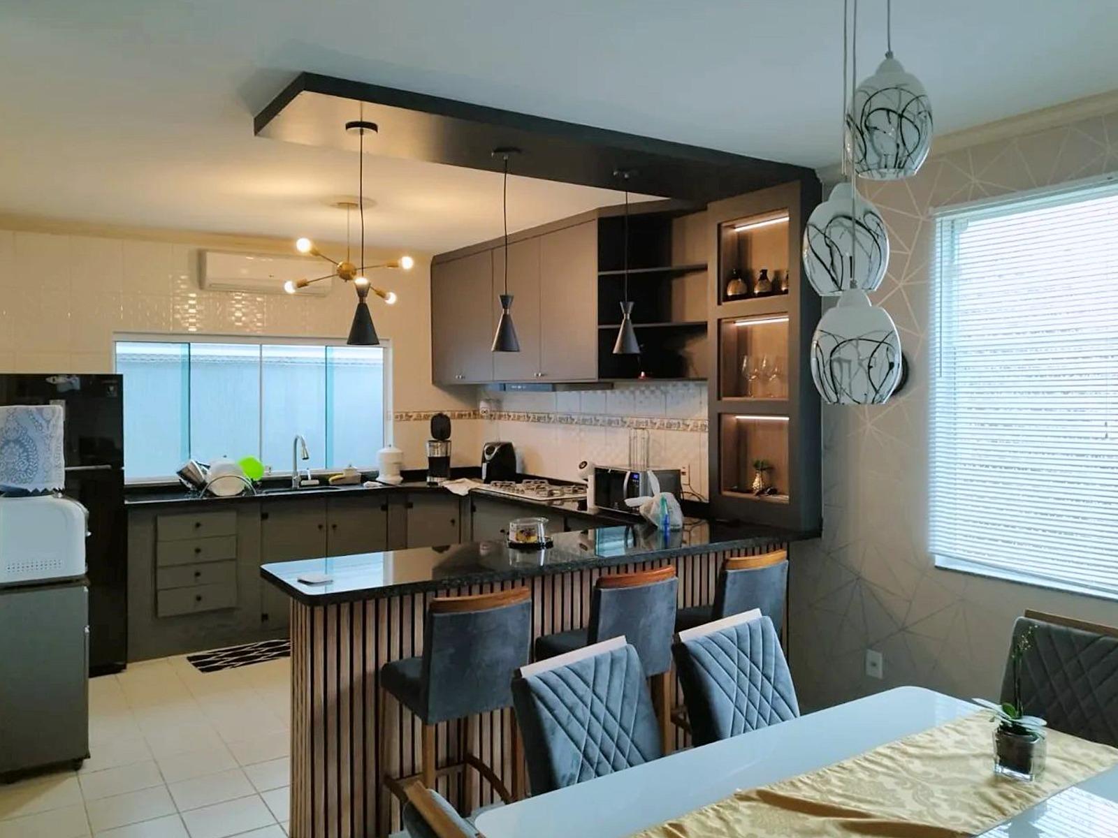 CASA EM CONDOMÍNIO MOBILIADA PARA LOCAÇÃO - PIRACANGAGUÁ, TAUBATÉ - 300M²