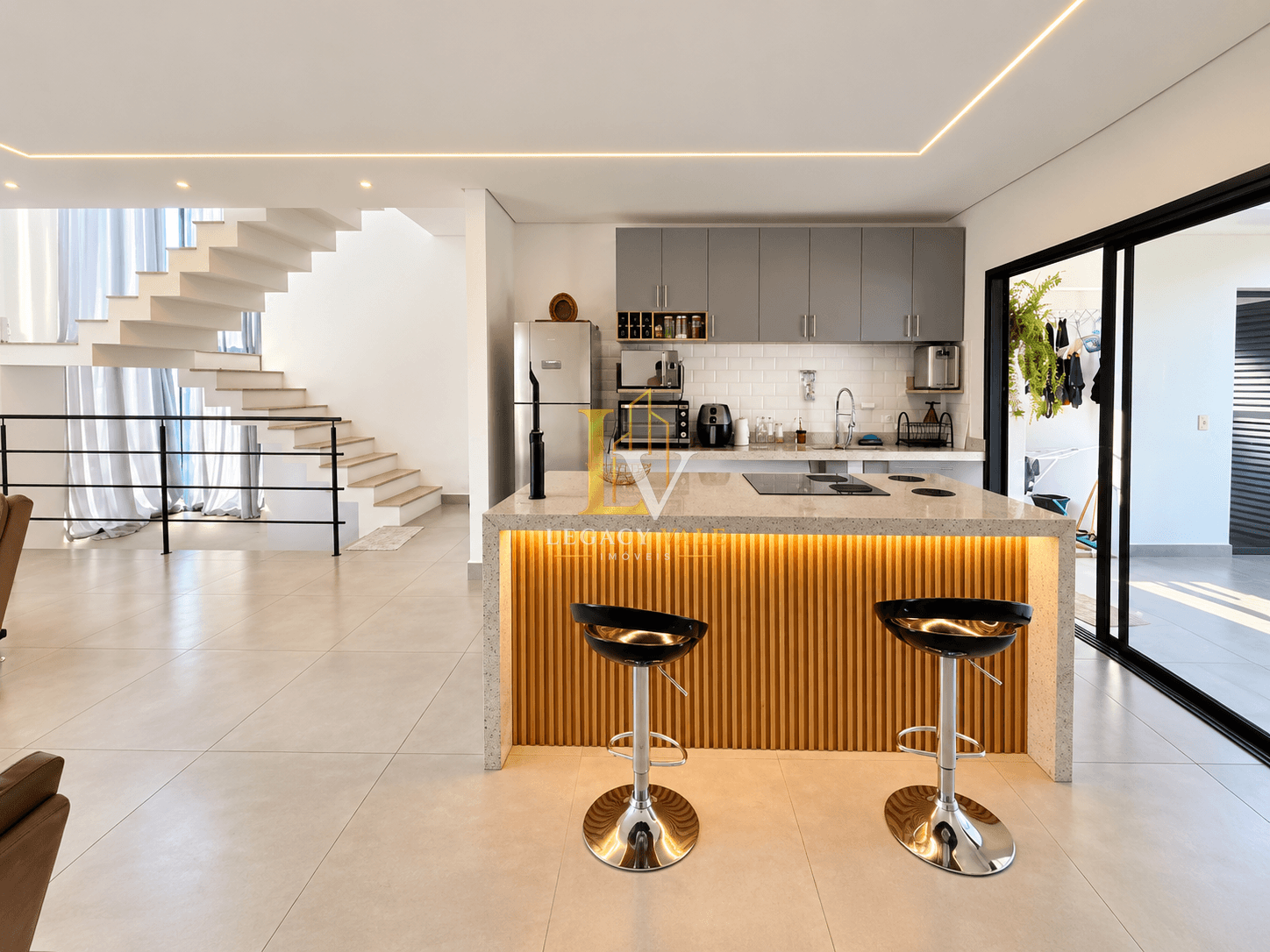 CASA TRIPLEX NO CONDOMÍNIO CATAGUÁ WAY - TAUBATÉ - 220M²